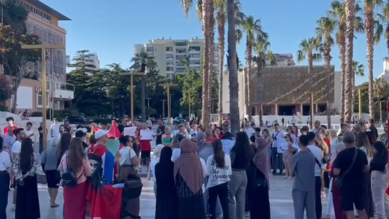 Qytetar&euml;t e Durr&euml;sit dalin s&euml;rish n&euml; protest&euml;,