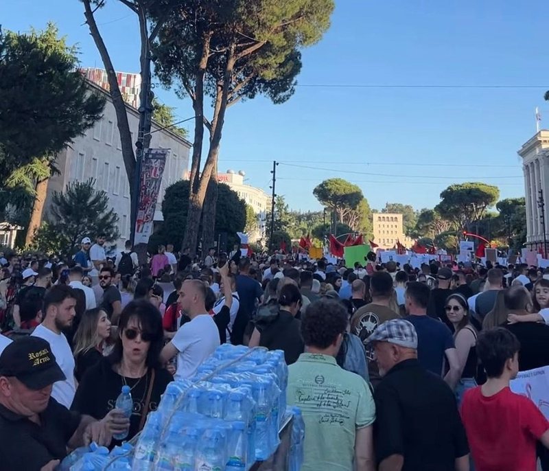 Gjest solidariteti n&euml; mes t&euml; protest&euml;s/ Humbet nj&euml;