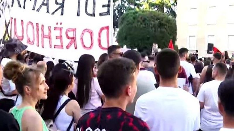 Protestuesja shp&euml;rthen para Kryeministris&euml;: N&euml; fillim na