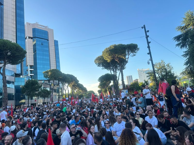 Qytetar&euml;t paralajm&euml;rojn&euml; protest&euml; te Kryeministria, policia