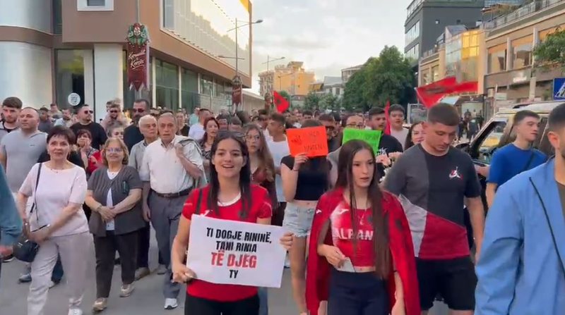 Kor&ccedil;a mbush sheshet e rrug&euml;t n&euml; mb&euml;shtetje t&euml;