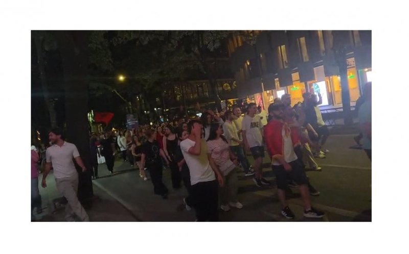 Protestuesit thirrje t&euml; rinjve p&euml;r t'u bashkuar protestave:
