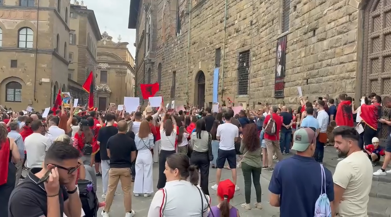 Diaspora ngrihet kund&euml;r qeveris&euml;, pamje nga tubimi n&euml; Firence,