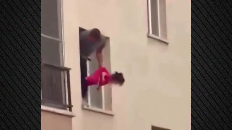 VIDEO e tmerrit/ Sherri me gruan, babai var vajz&euml;n e tij 3-vje&ccedil;are