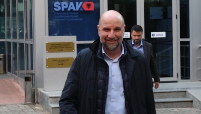 Shuma parash, ora floriri me diamante, bizhuteri dhe piktura/ Grabitet