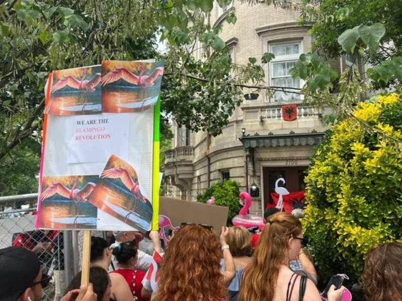 K&euml;rkojn&euml; largimin e Ram&euml;s! Protest&euml; nga shqiptar&euml;t e