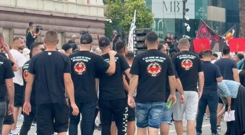 &lsquo;Tifoz&euml;t kuqezi&rsquo; bojkotojn&euml; ndeshjen te &ldquo;Air