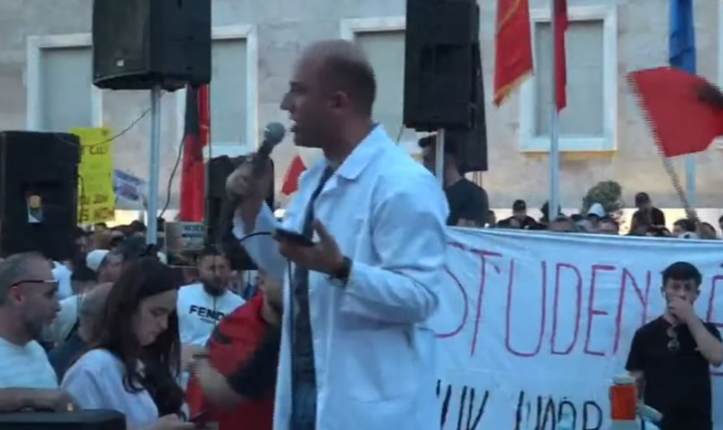 M&euml;suesi i historis&euml; i bashkohet protest&euml;s: Klasa &euml;sht&euml;