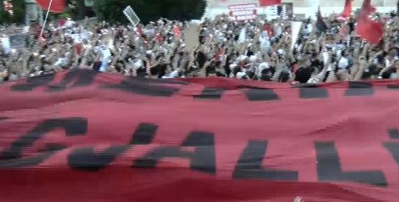 FOTOLAJM/ K&euml;rkojn&euml; largimin e Ram&euml;s, protestuesit mesazh me