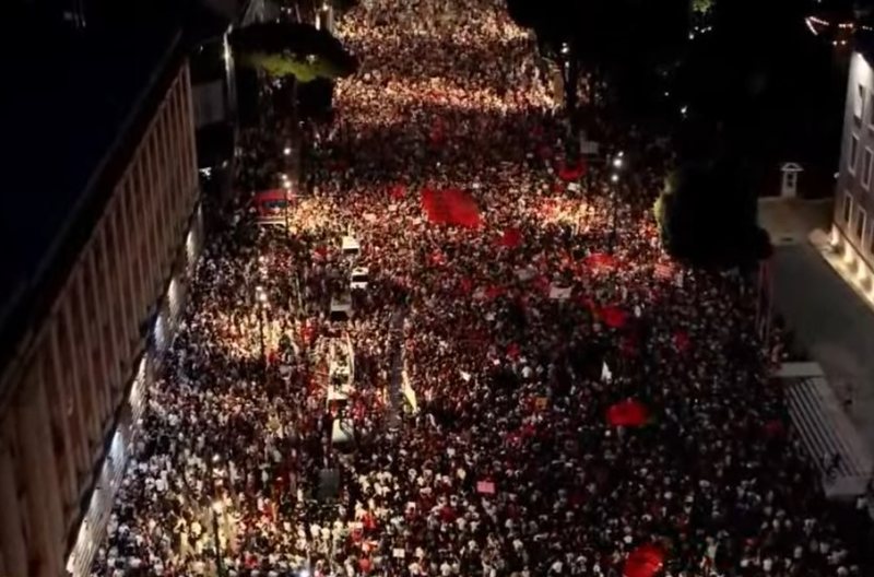 Energji dhe masivitet/ Protesta qytetare rritet nga ora n&euml; or&euml;,