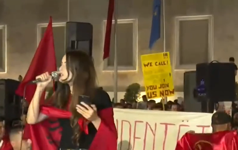Protestuesit n&euml; kor: Rama jep dor&euml;heqjen! Edhe student&euml;t e