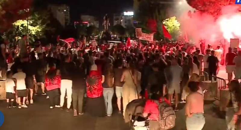 Protestuesit zbresin n&euml; rrug&euml;t e Tiran&euml;s, bulevardi ushton nga