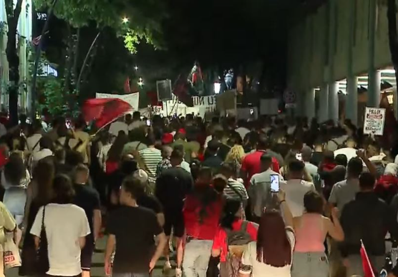 Marshimi n&euml; rrug&euml;t e Tiran&euml;s, protestuesit te Ministria e