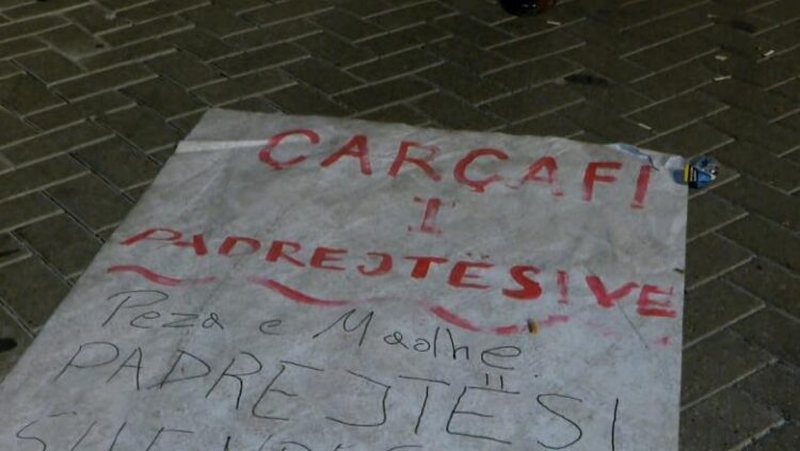 &lsquo;Peshqeshi&rsquo; q&euml; protestuesit i lan&euml; n&euml; shesh Edi
