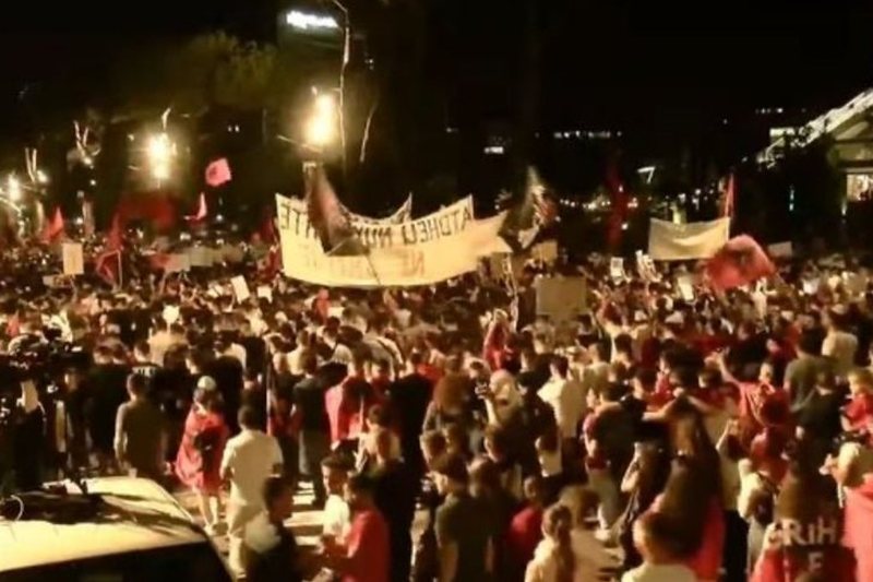 Marshimi n&euml; Tiran&euml; vazhdon/ Makinat solidarizohen me bori,