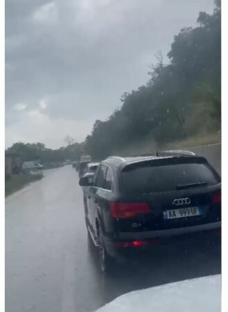 Reshjet paralizojn&euml; qarkullimin n&euml; disa segmente n&euml; Elbasan,