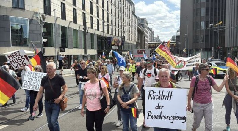 Mij&euml;ra njer&euml;z protestojn&euml; n&euml; Berlin, k&euml;rkojn&euml;