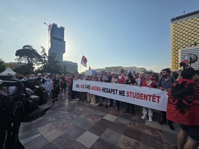 &ldquo;Nuk i ke lar&euml; akoma hesapet me student&euml;t&rdquo;, protestuesit