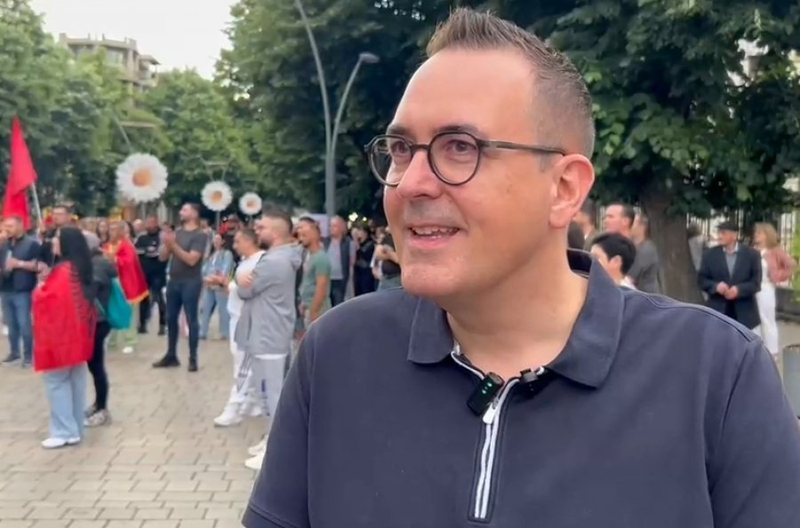 Turisti i bashkohet protest&euml;s n&euml; Kor&ccedil;&euml;: N&euml;