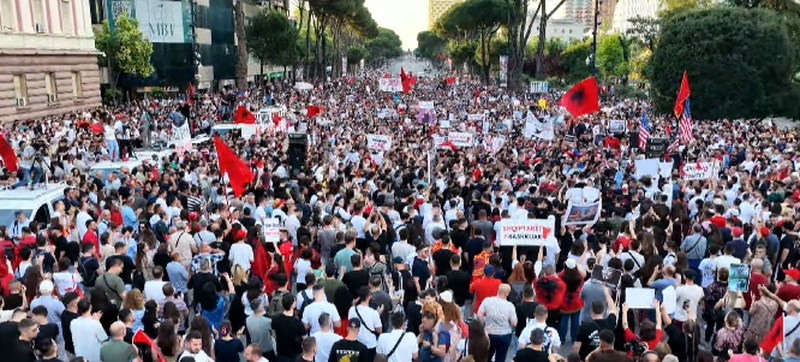 Tubimi madh&euml;shtor p&euml;rpara Kryeministris&euml;/ Protestuesi: Jemi