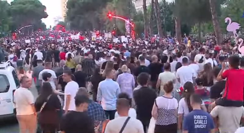 Dy or&euml; para Kryeministris&euml;, mij&euml;ra protestues nisin marshimin: Ju