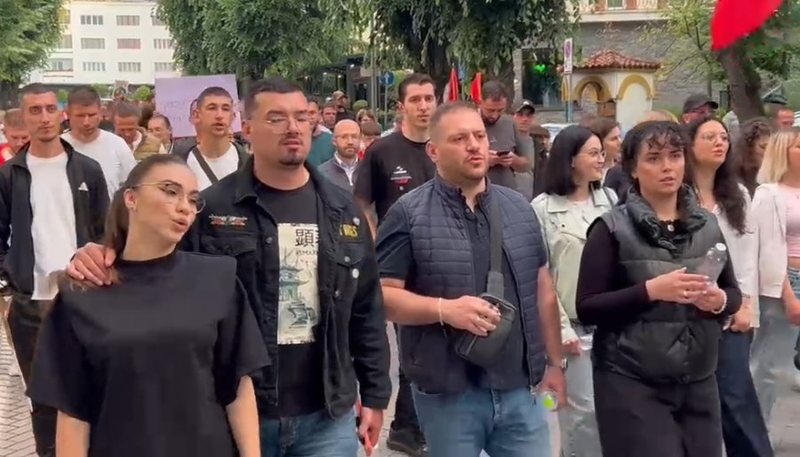 Protesta n&euml; Kor&ccedil;&euml;/ Studentja: Shqip&euml;ria nuk