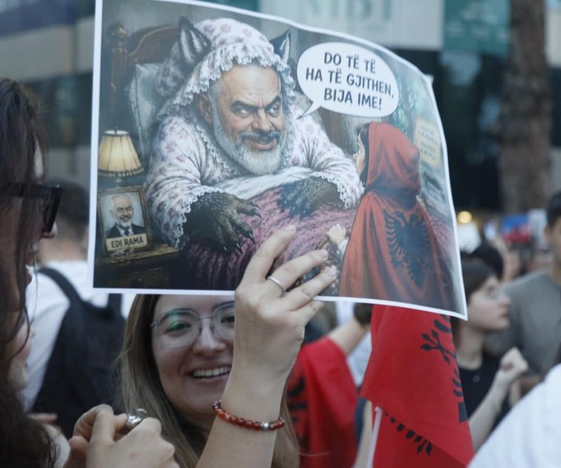 Protesta/ Jehojn&euml; thirrjet n&euml; Tiran&euml;: Arrestoni Belind&euml;n!