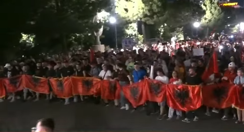 &ldquo;Qeveri dhe Parlament i krimit&rdquo;! Thirrja nga sheshi: Nes&euml;r
