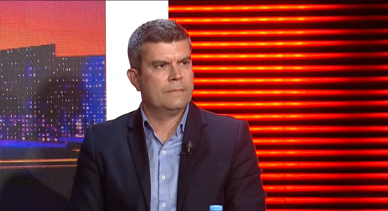 'Solli patronazhist&euml;, jo flamingo! Hasimja: Rama i shqet&euml;suar