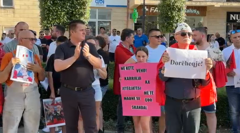 Qytetar&euml;t e Lezh&euml;s i bashkohen protestave, k&euml;rkojn&euml;