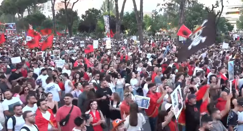 &ldquo;Duan t&euml; ju p&euml;r&ccedil;ajn&euml;, mos i lejoni&rdquo;/ Aktori