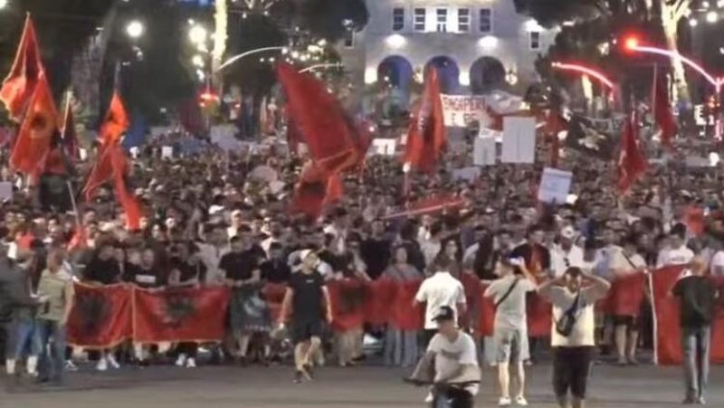 P&euml;rfundojn&euml; fjalimet e protest&euml;s para kryeministris&euml;, nis