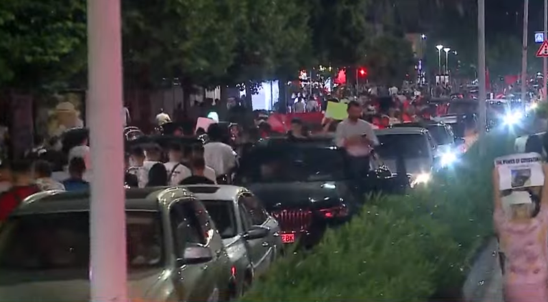 Protestuesit marshojn&euml; mes makinave, shofer&euml;t solidarizohen, fikin