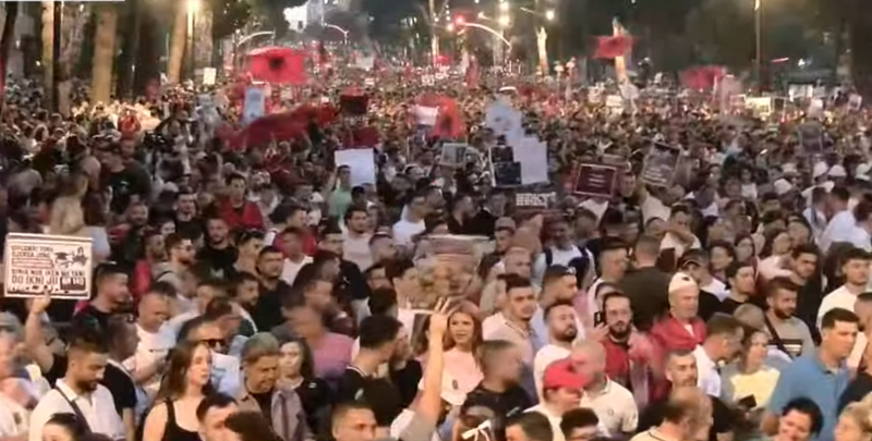 Protesta m&euml; masive kund&euml;r Ram&euml;s! Ish-oficeri n&euml;