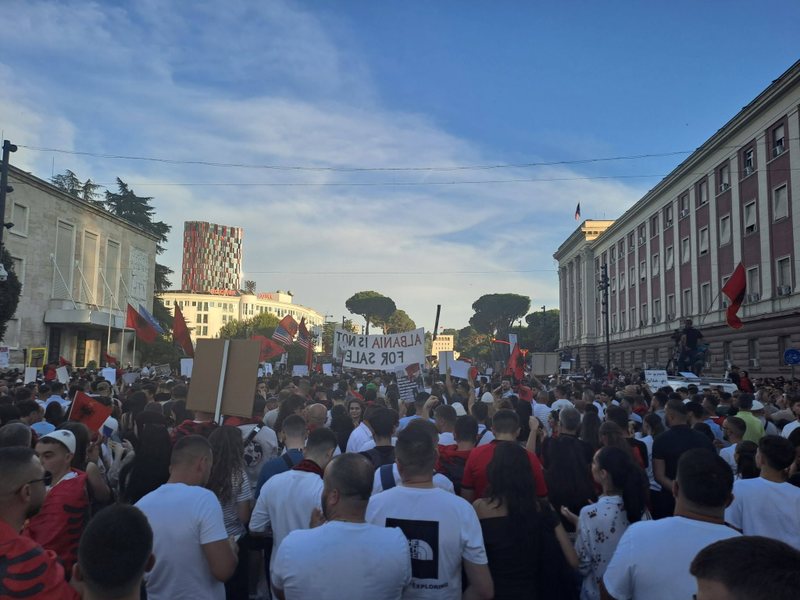 Pjes&euml;marrje rekord n&euml; protest&euml;/ Sa m&euml; shum&euml; i sulmon