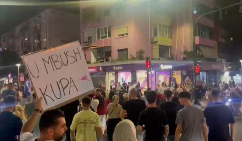 'Rama jepe dor&euml;heqjen!' jehon dhe tek sheshi