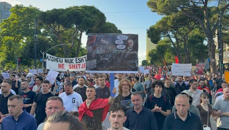 Nga Zv&euml;rneci te pak&euml;naq&euml;sia ndaj qeveris&euml;/