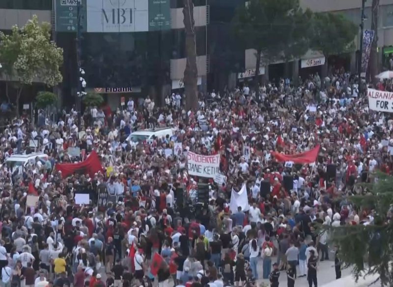 Gjiganti mediatik bot&euml;ror transmeton live protest&euml;n para