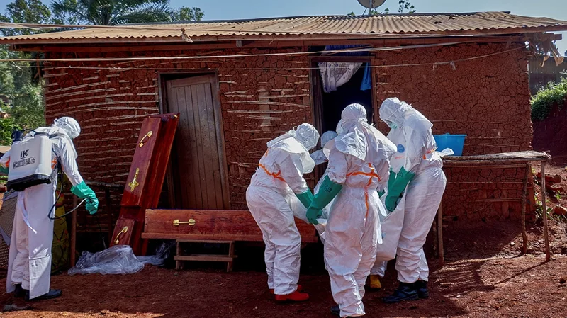 Si u p&euml;rhap epidemia e re e Ebol&euml;s/ Arkivoli i thyer, funerali i