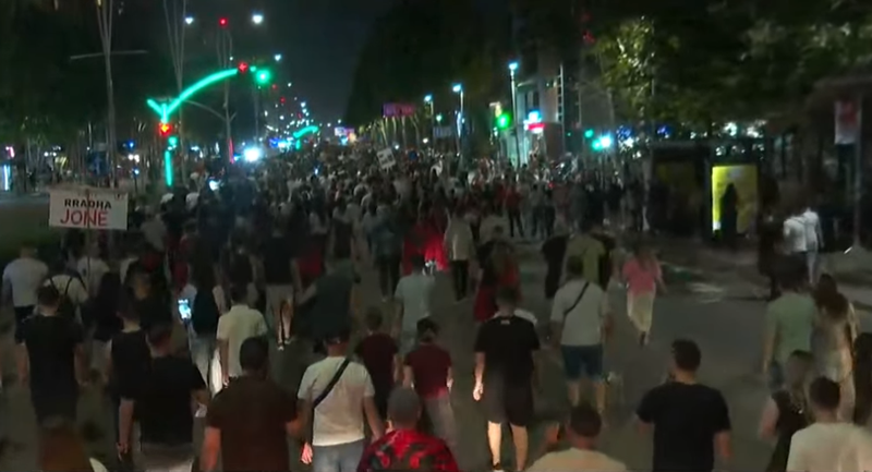 Gati 2 km marshimi protest&euml; n&euml; Tiran&euml; kund&euml;r Edi Ram&euml;s