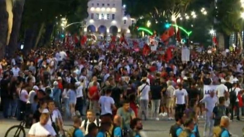 &ldquo;Shqip&euml;ria &euml;sht&euml; e jona&rdquo;/ Vijon marshimi i