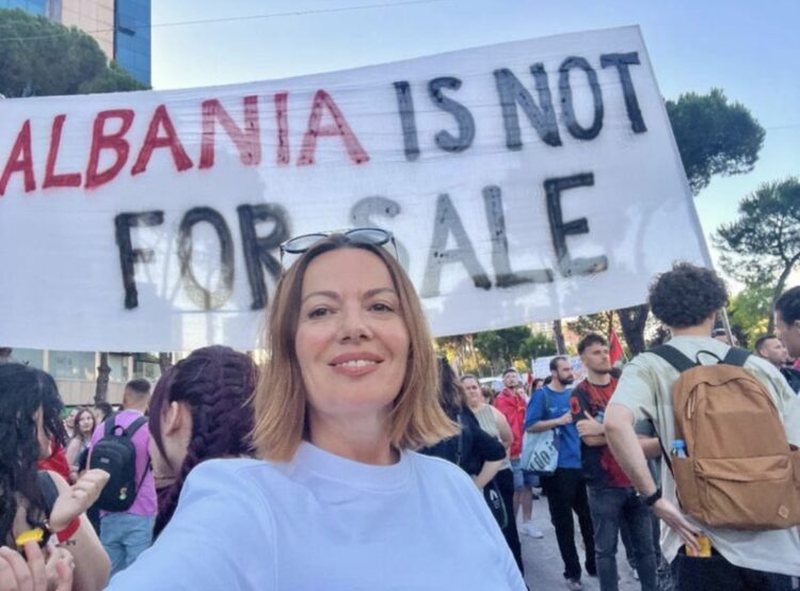 Protesta masive p&euml;r dor&euml;heqjen e Ram&euml;s, aktorja e njohur u