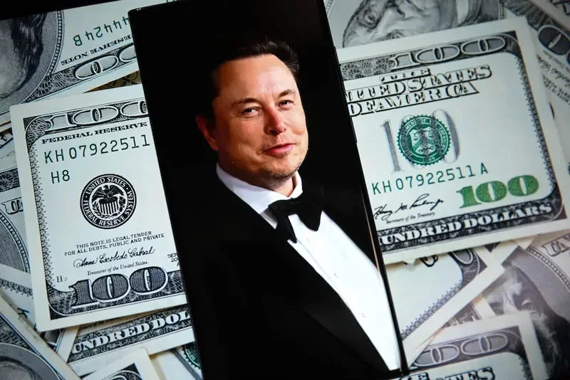 Elon Musk b&euml;het trilioneri i par&euml; n&euml; bot&euml; pas debutimit