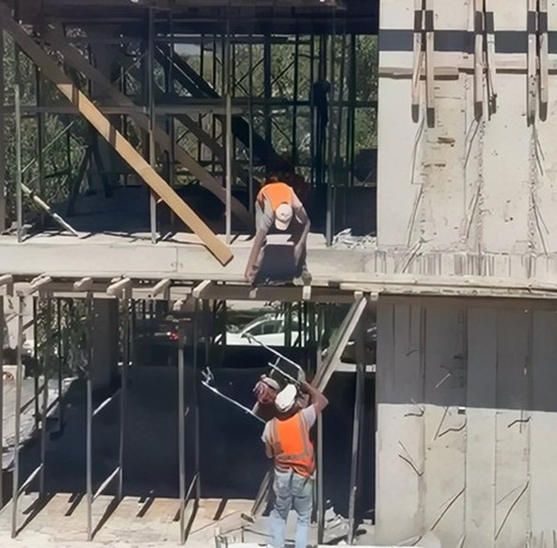 Pun&euml;tor&euml;t rrezikojn&euml; jet&euml;n n&euml; kantier, banor&euml;t