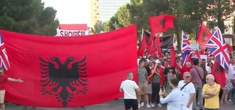 &ldquo;Rama jepe dor&euml;heqjen&rdquo;/ Me pankarta dhe flamuj kuqezi,
