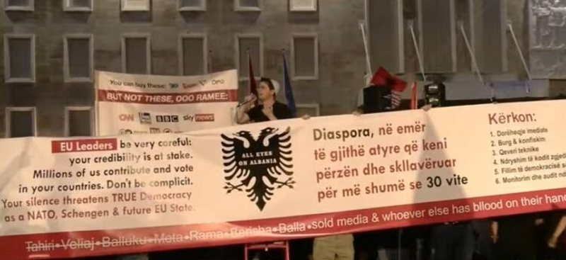 Nga dor&euml;heqja te qeveria teknike, diaspora me banderol&euml;n gjigante,