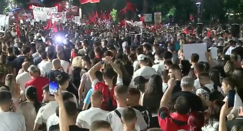 Tre or&euml; fjalime n&euml; protest&euml;n e 14-t&euml; para