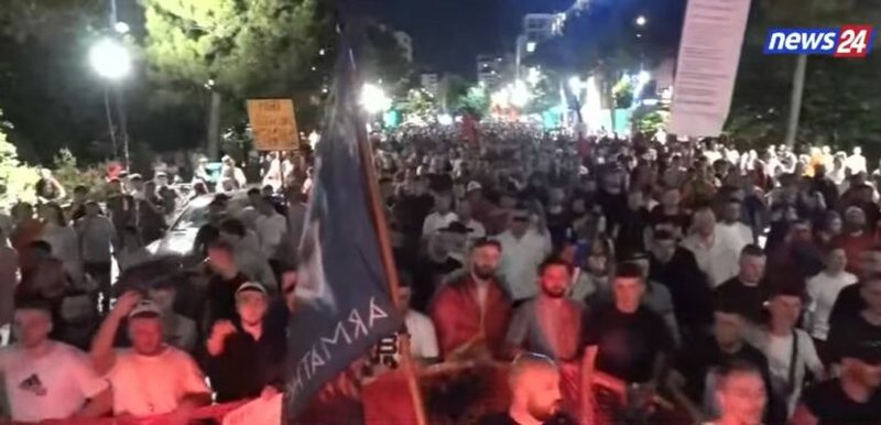 Vrulli i protestuesve p&euml;rshkon Tiran&euml;n pa u ndalur, qytetar&euml;t
