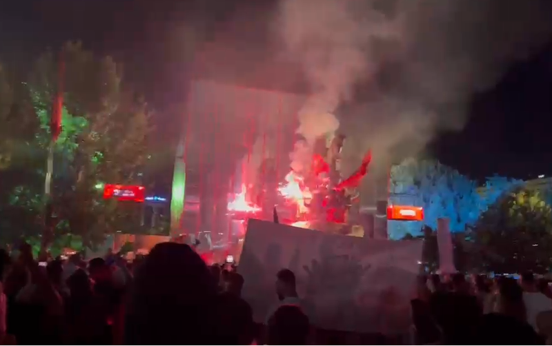 &lsquo;Uragani&rsquo; i qytetar&euml;ve v&euml;rshon n&euml; rrug&euml;t e
