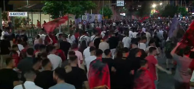 Vrulli kilometrik i protestuesve p&euml;rshkon Tiran&euml;n pa u ndalur,